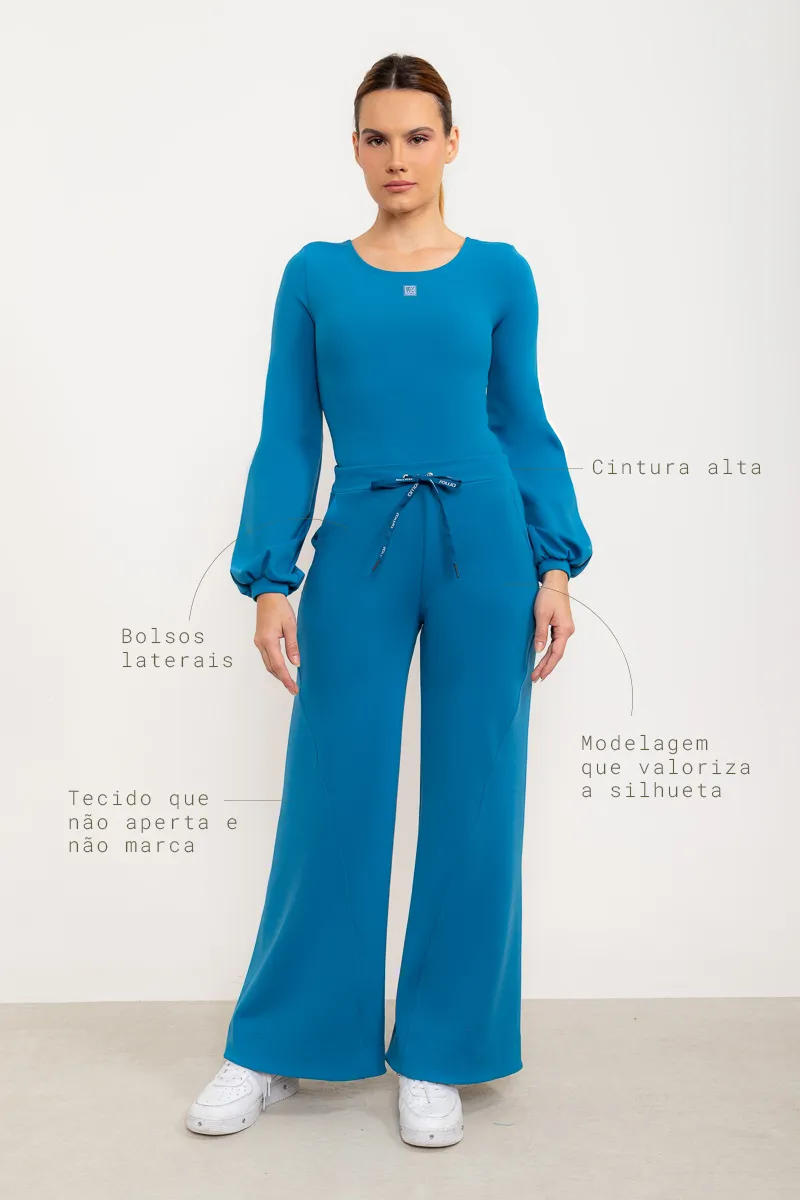 Calça flare Entusiasmo de cintura alta com bolsos laterais e tecido tecnológico - Azul Cobalto