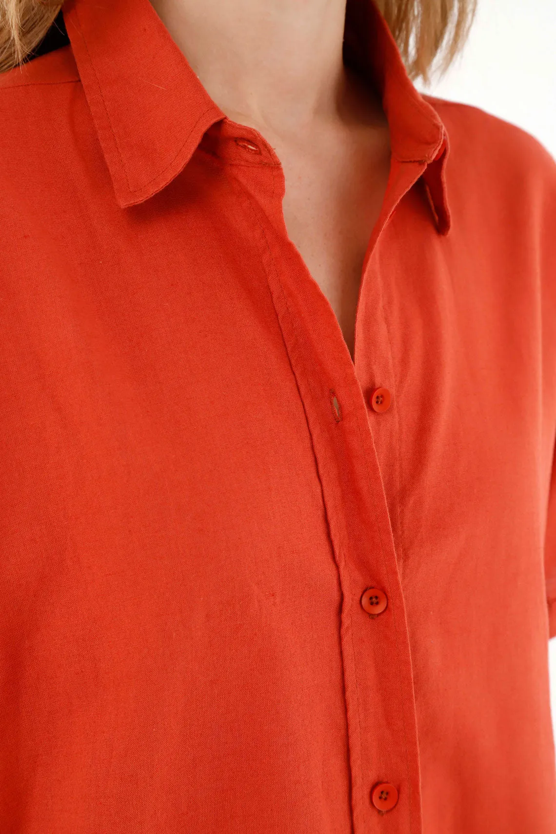 Camisa naranja cuello clásico para mujer