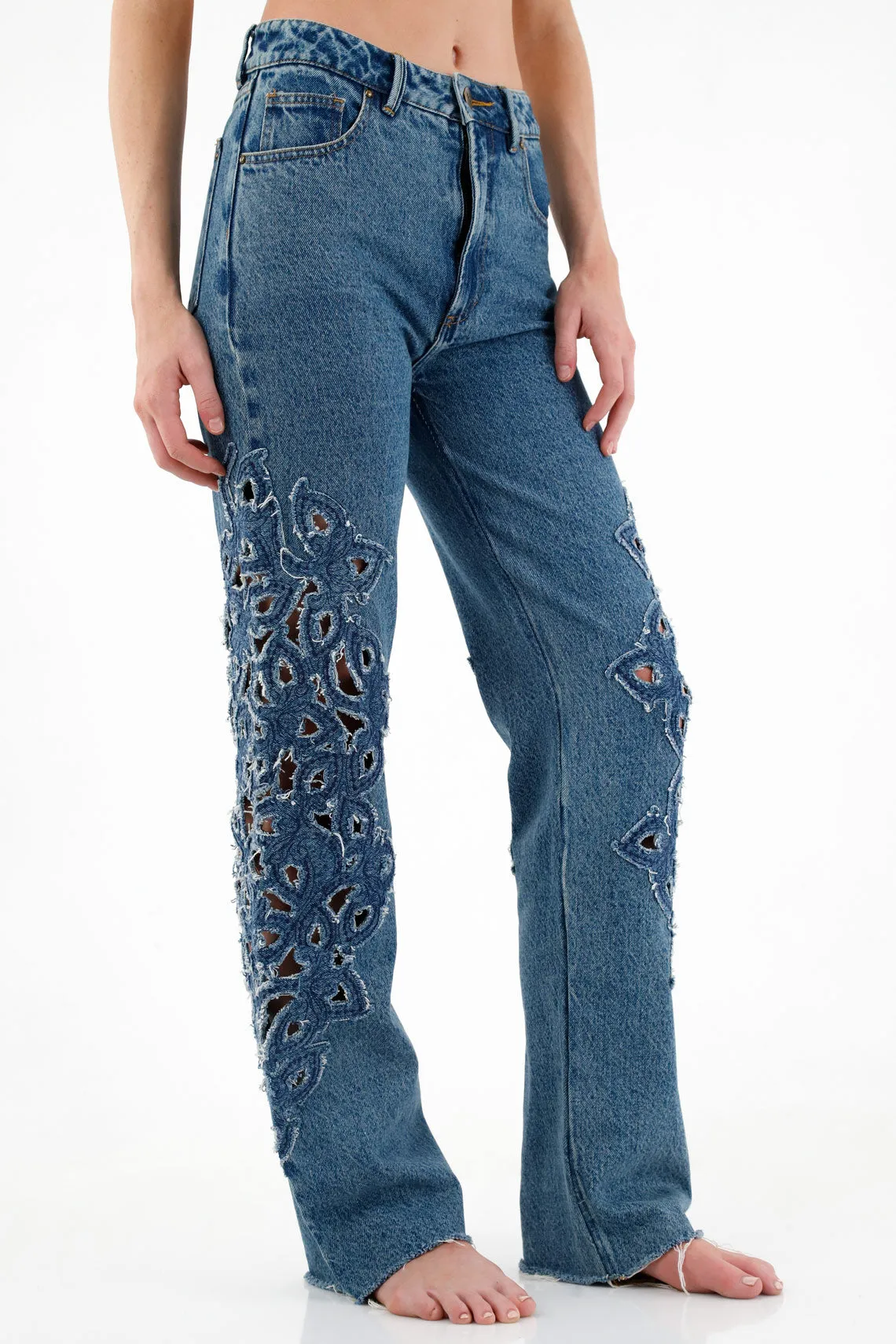 Jean Recto con bordados en denim para mujer